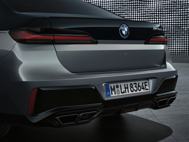 Name:  P90458844_lowRes_the-new-bmw-m760e-xd.jpg
Views: 679
Size:  226.9 KB